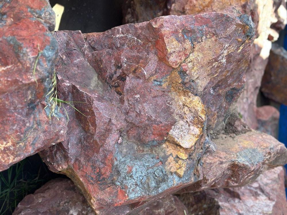 Камни для ландшафтного дизайна красно-фиолетовые 10-60 килограмм купить в Москве