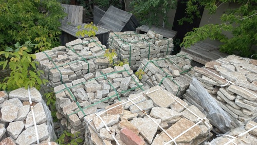 Плитняк галтованный гранитный для ландшафтного дизайна купить в Москве