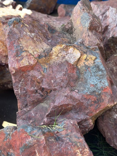 Камни для ландшафтного дизайна красно-фиолетовые 10-60 килограмм купить в Москве