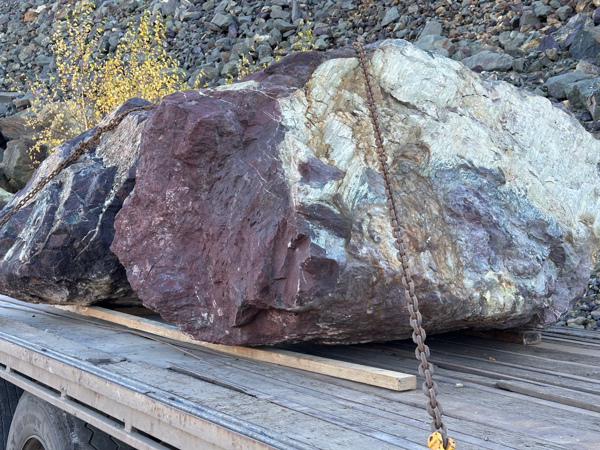 Огромные красно-фиолетовые валуны для ландшафтного дизайна весом более 5 тонн купить в Москве