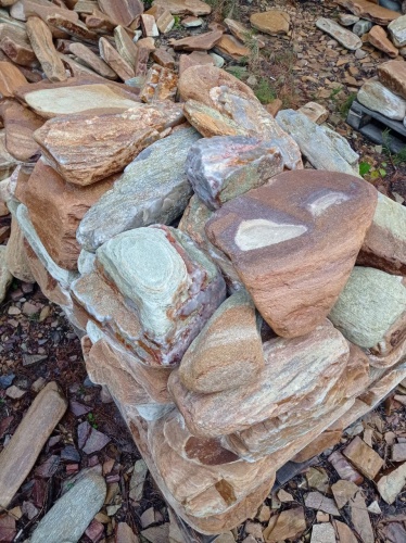 Златолит жёлтый, жёлто-зелёный глыбки и валуны для ланшафтного дизайна купить в Москве