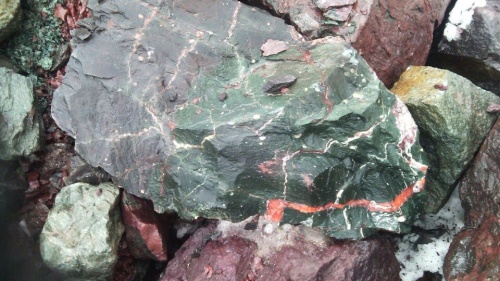 Гигантские зелёные валуны для ландшафтного дизайна весом более 5 тонн купить в Москве