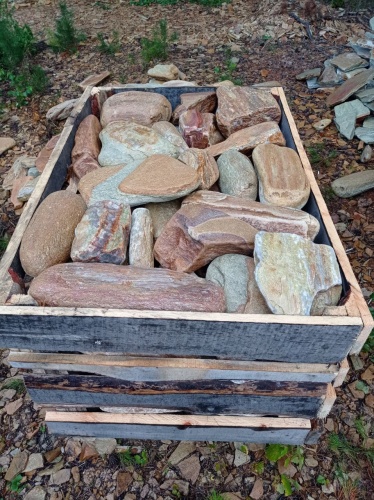 Златолит жёлтый, жёлто-зелёный глыбки и валуны для ланшафтного дизайна купить в Москве