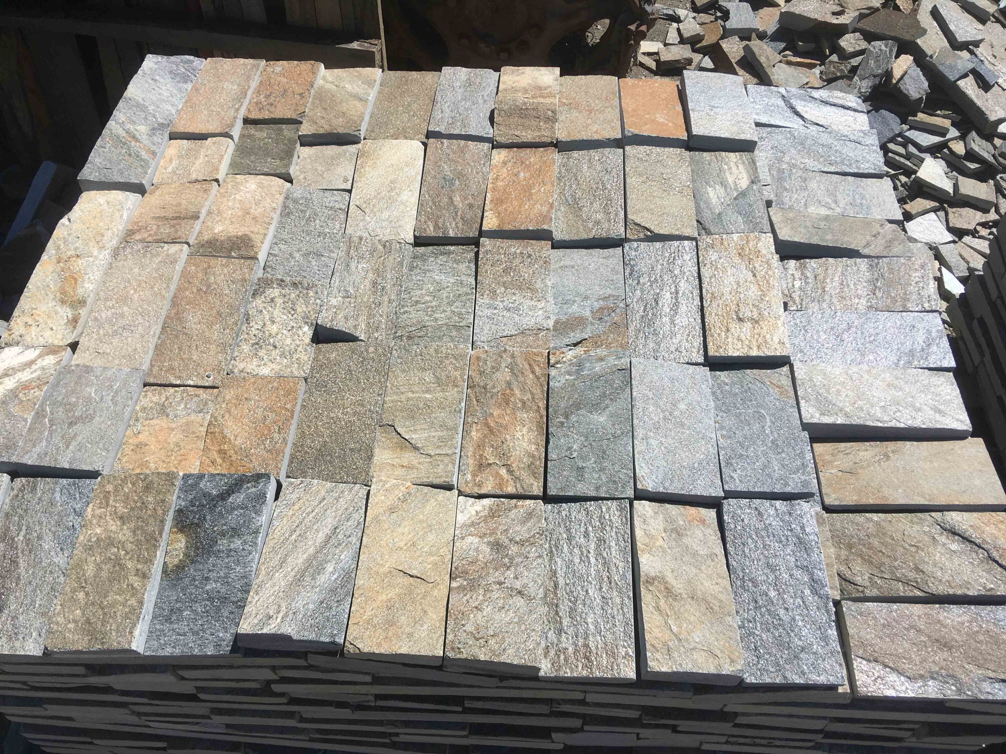 Плитка пилёная златолит Уральский для цоколя, отмостки купить в Москве