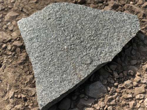 Плитняк златолит Уральский для цоколя, отмостки купить в Москве