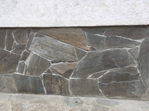 Плитняк златолит Уральский для цоколя, отмостки купить в Москве