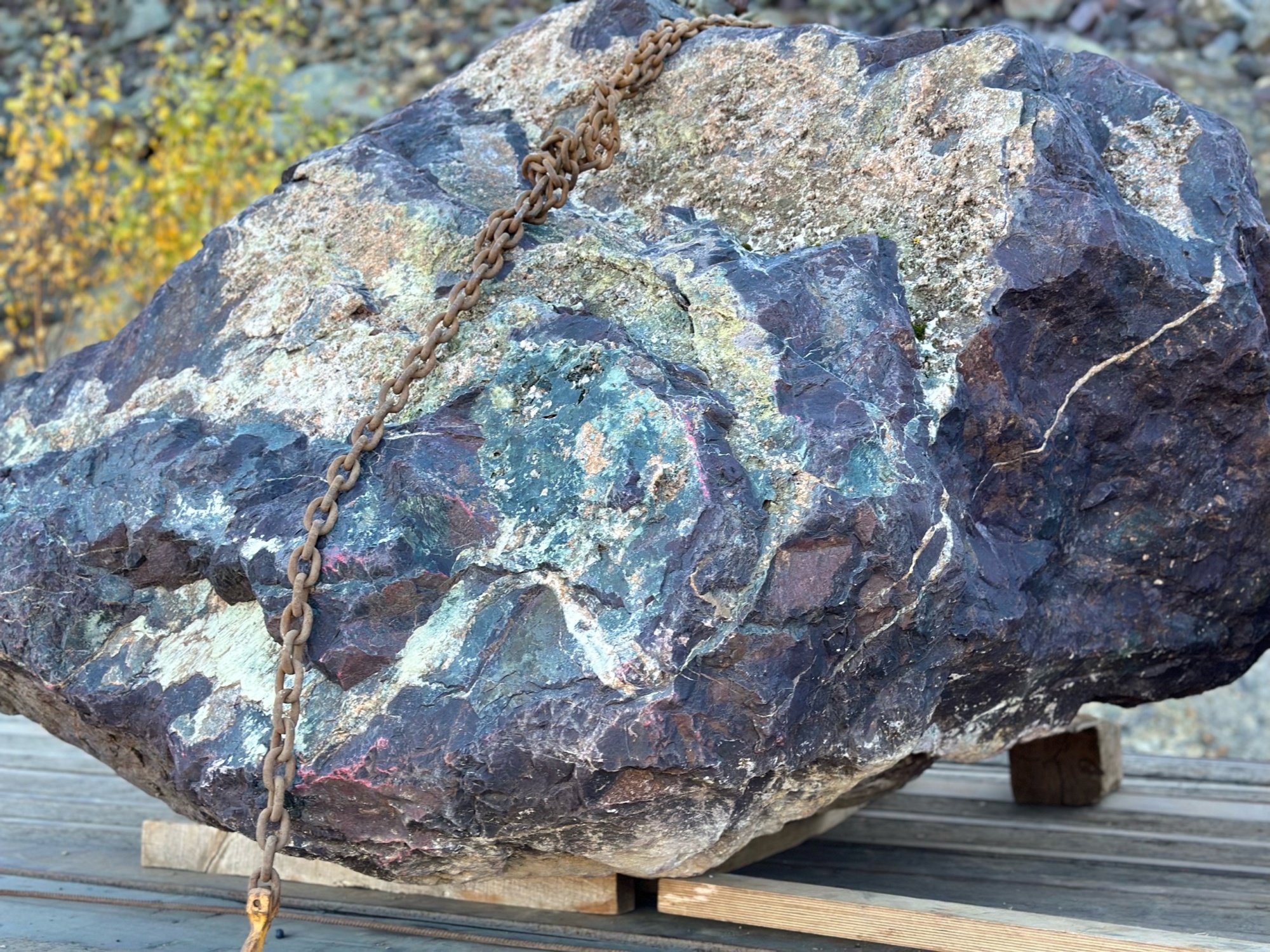 Огромные красно-фиолетовые валуны для ландшафтного дизайна весом более 5 тонн купить в Москве