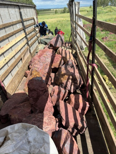 Ландшафтные глыбы красно-фиолетовые 200-1000 килограмм купить в Москве