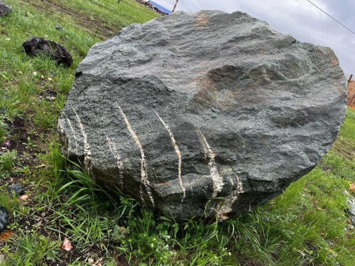 Гигантские зелёные валуны для ландшафтного дизайна весом более 5 тонн купить в Москве