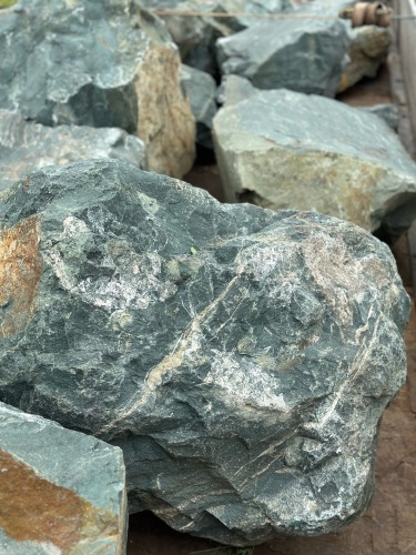 Камни для ландшафтного дизайна зелёные 10-60 килограмм купить в Москве