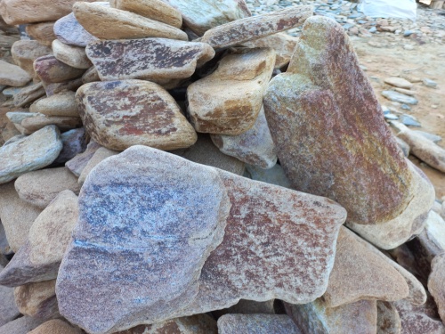 Златолит жёлтый, жёлто-зелёный глыбки и валуны для ланшафтного дизайна купить в Москве