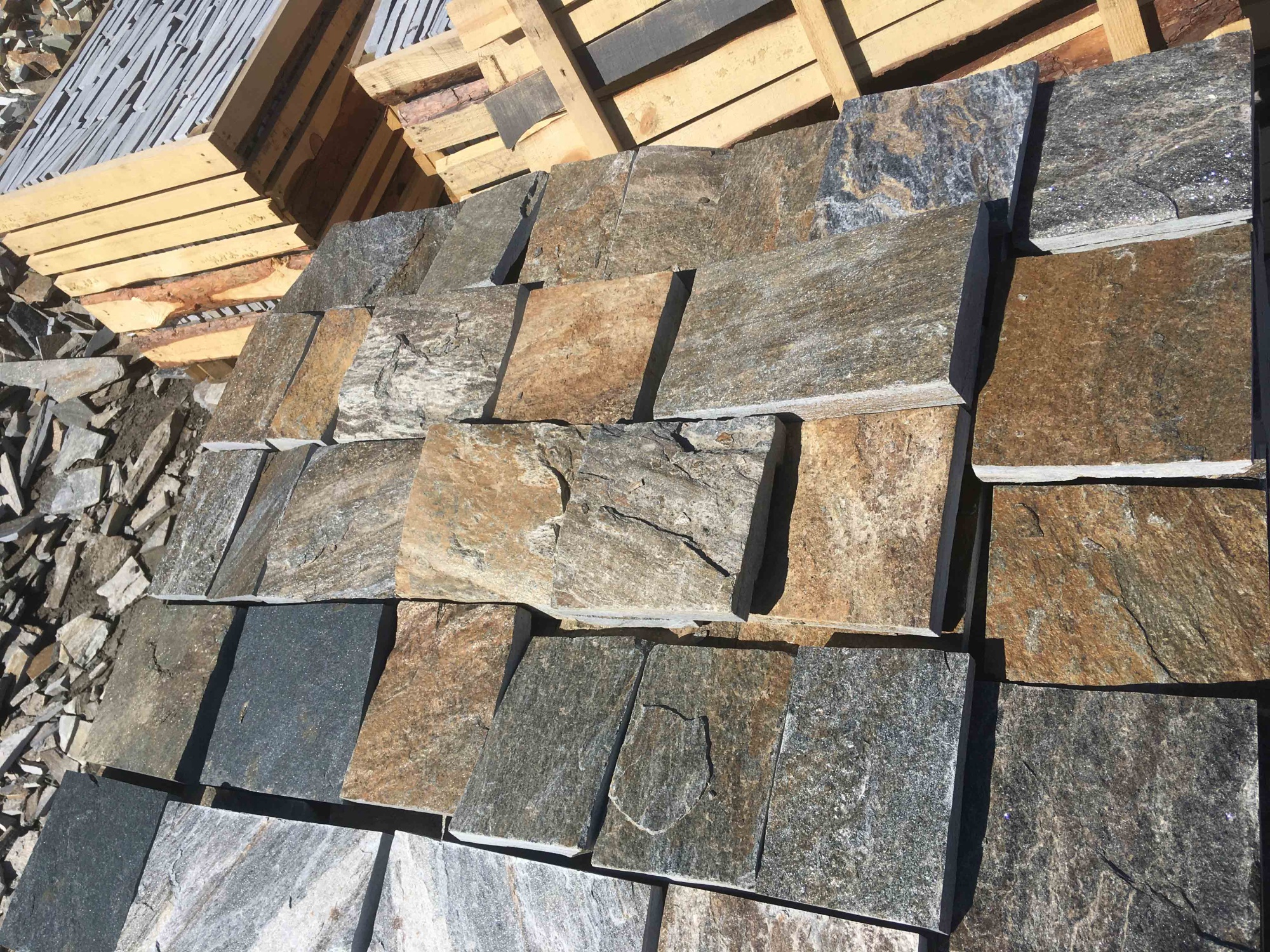 Плитка пилёная златолит Уральский для цоколя, отмостки купить в Москве