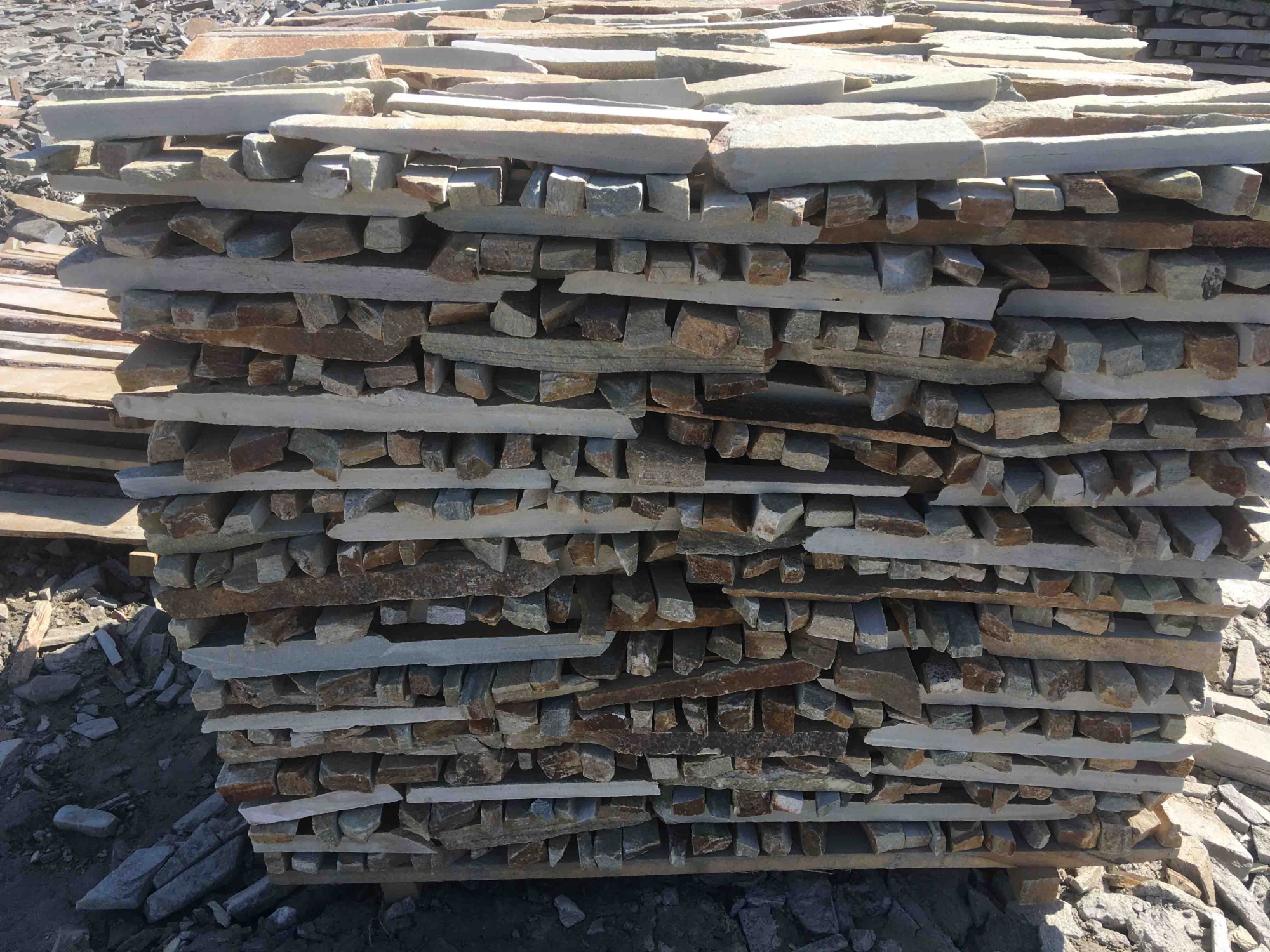 Горбушка златолит золотистый для облицовки купить в Москве