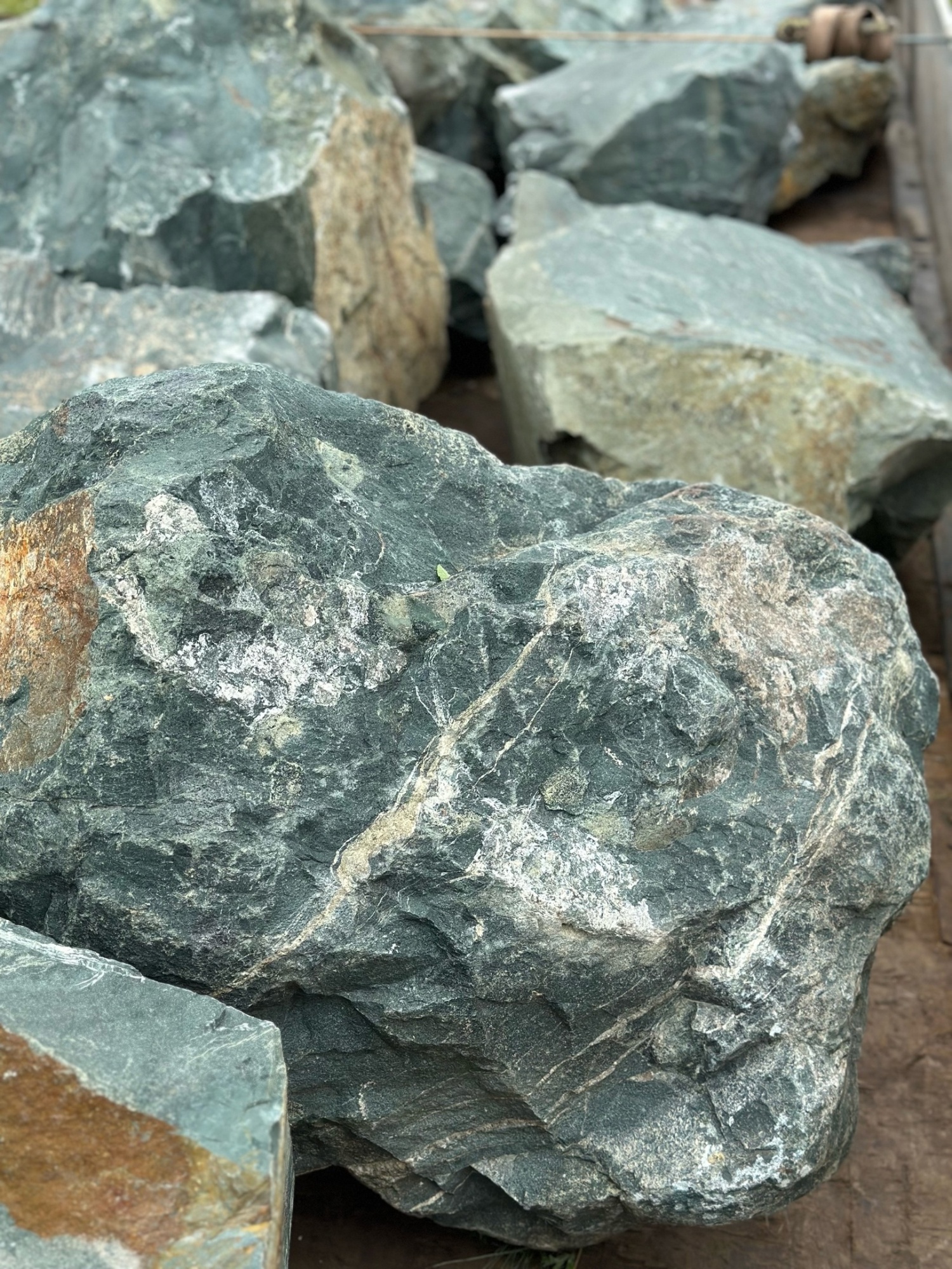 Камни для ландшафтного дизайна зелёные 10-60 килограмм купить в Москве