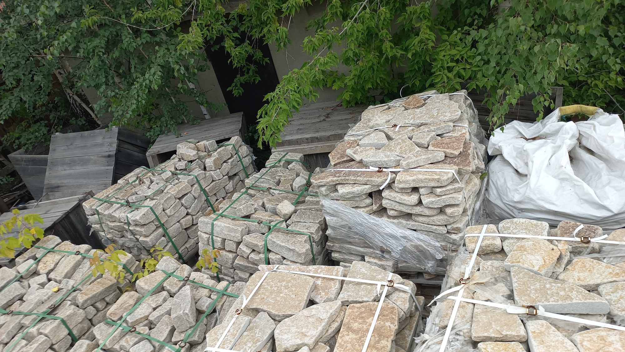 Плитняк гранитный галтованный купить в Москве