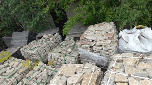 Плитняк гранитный галтованный купить в Москве