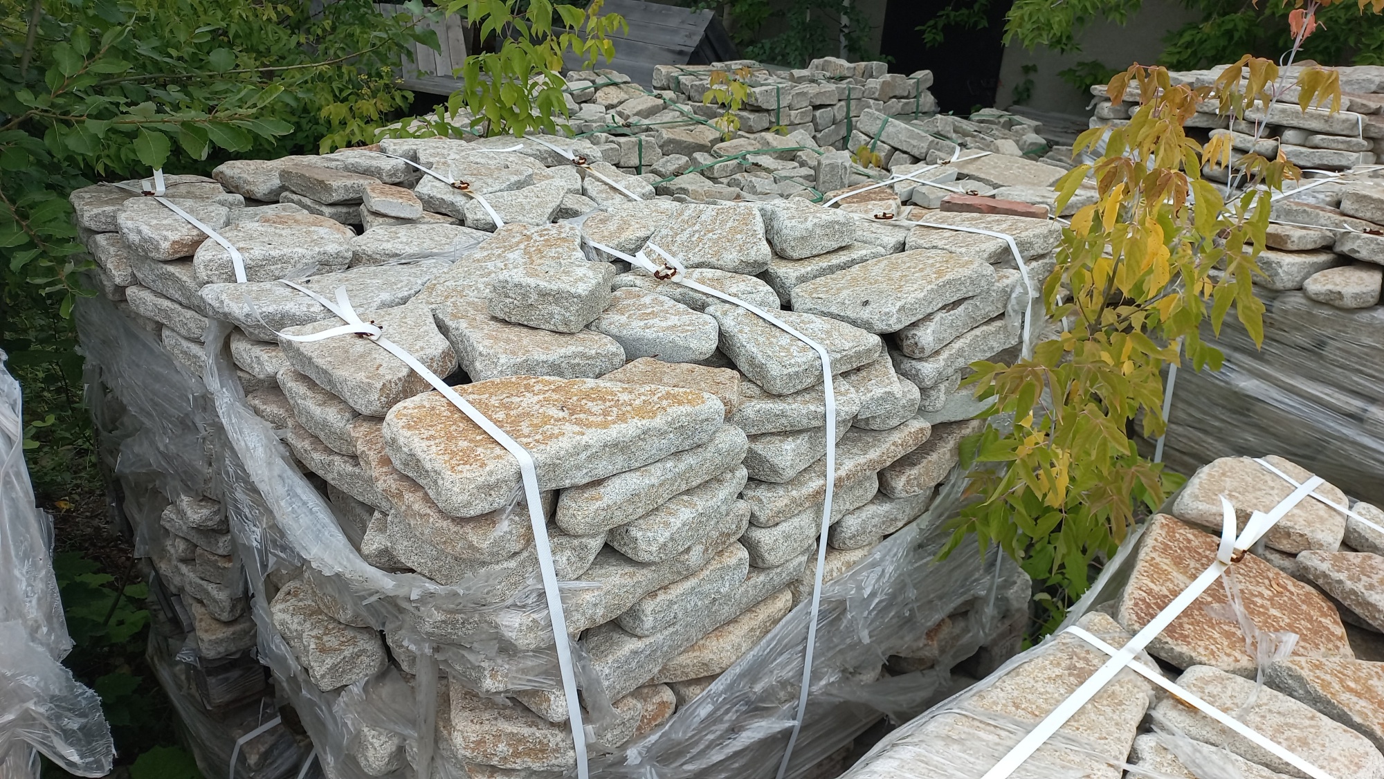 Плитняк галтованный гранитный для ландшафтного дизайна купить в Москве