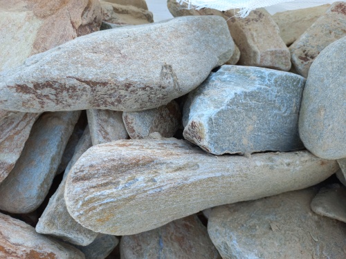 Златолит жёлтый, жёлто-зелёный глыбки и валуны для ланшафтного дизайна купить в Москве