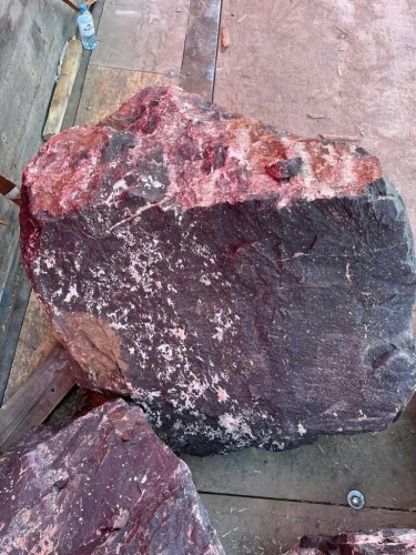 Камни для ландшафтного дизайна красно-фиолетовые 10-60 килограмм купить в Москве