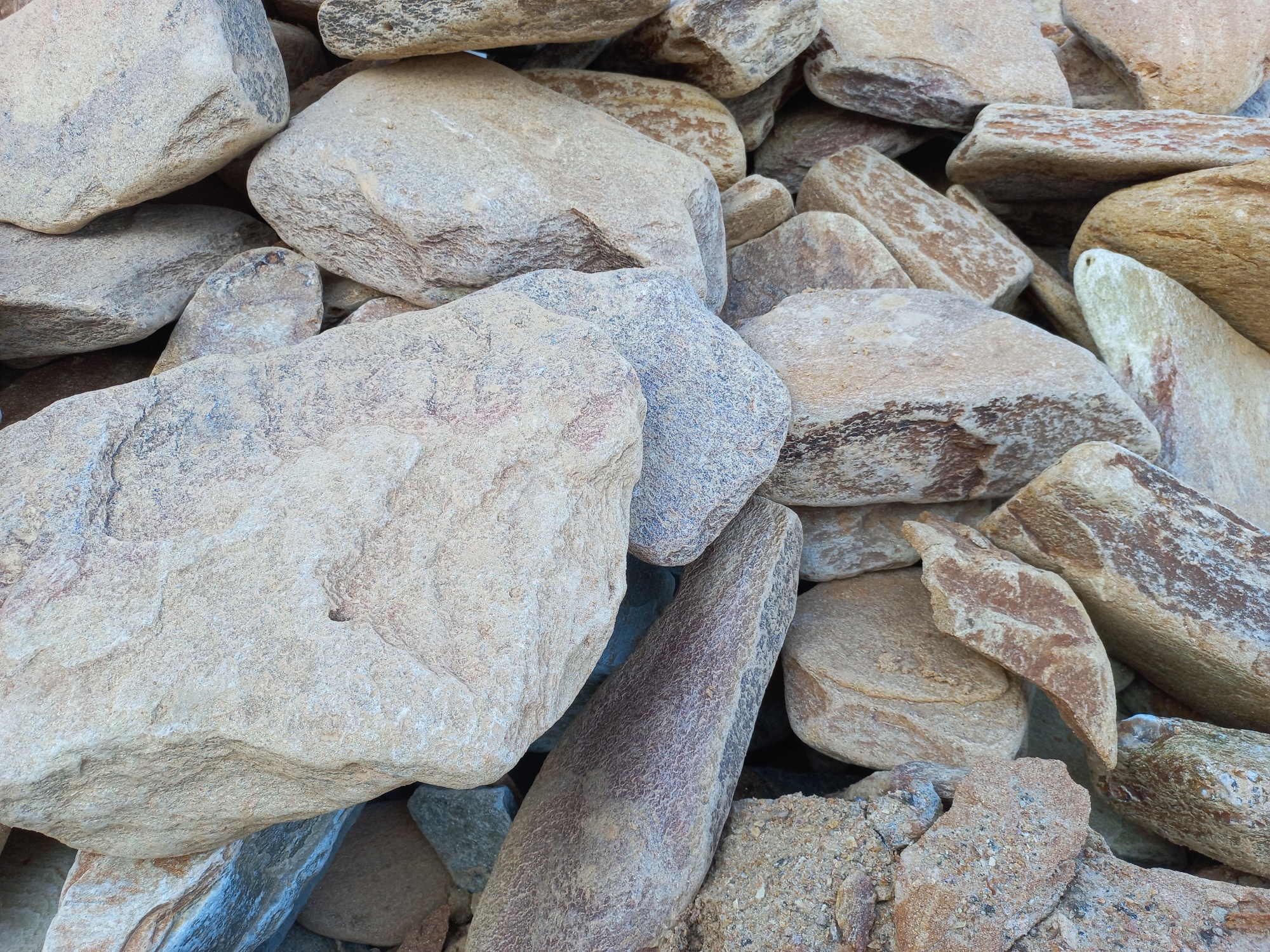 Златолит жёлтый, жёлто-зелёный глыбки и валуны для ланшафтного дизайна купить в Москве