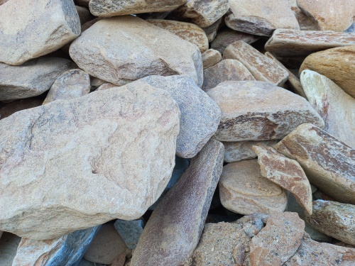 Златолит жёлтый, жёлто-зелёный глыбки и валуны для ланшафтного дизайна купить в Москве