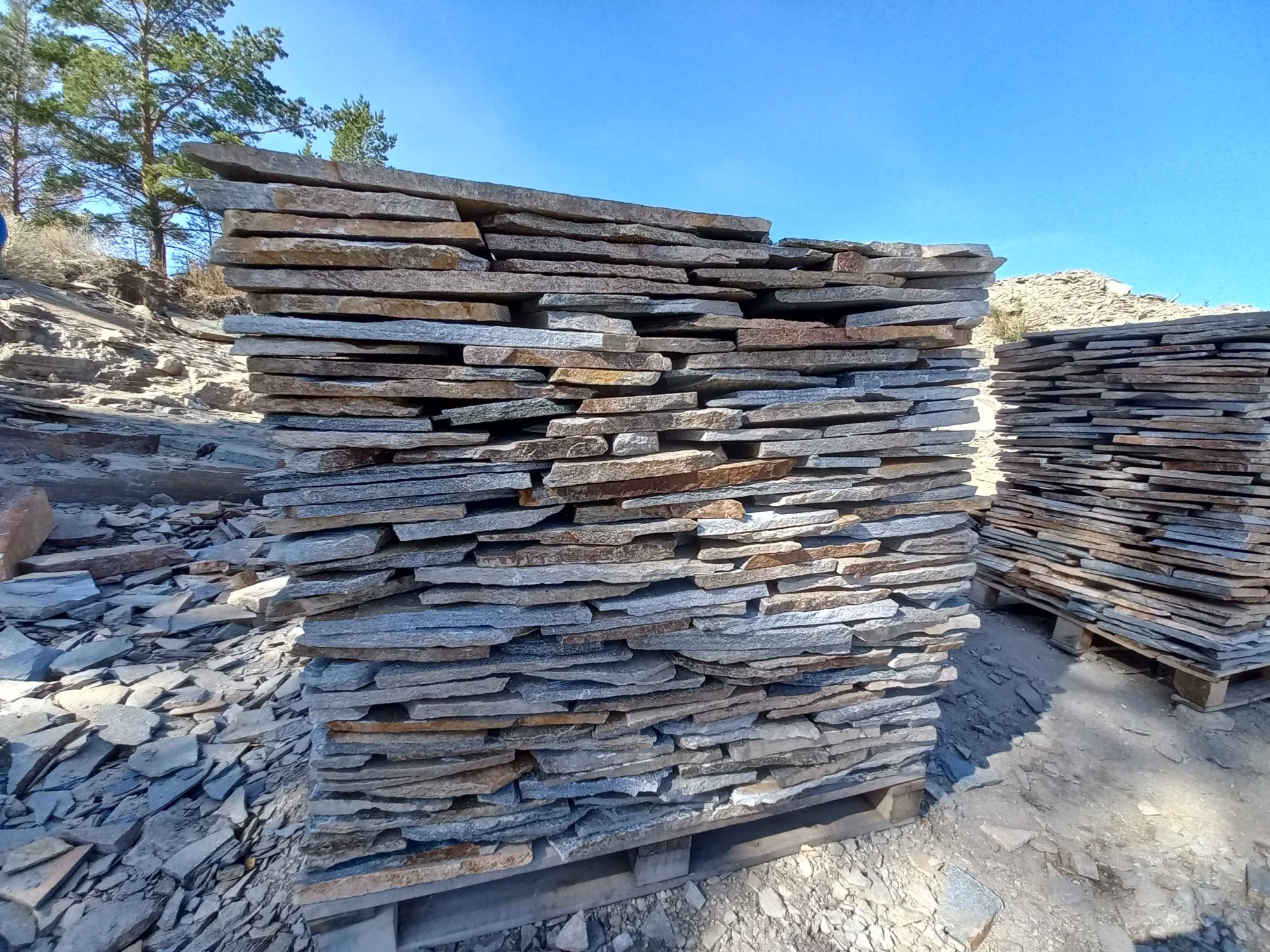 Плитняк златолит серебристый для фасада купить в Москве