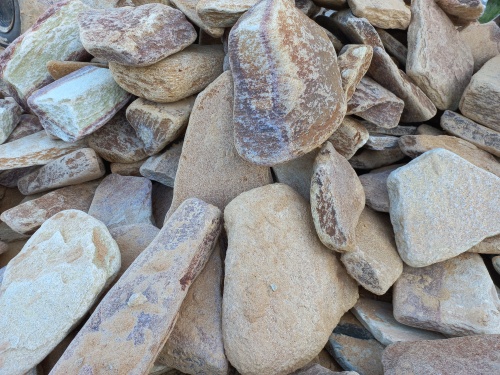 Златолит жёлтый, жёлто-зелёный глыбки и валуны для ланшафтного дизайна купить в Москве