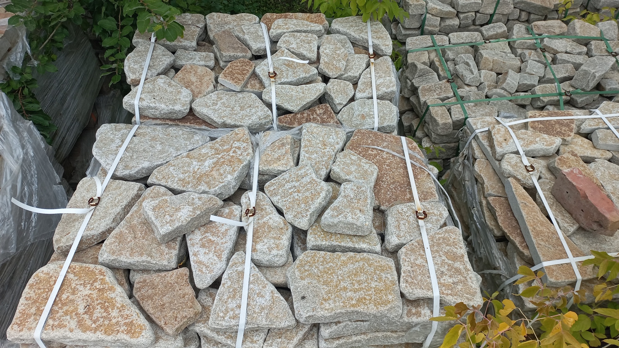 Гранитный плитняк галтованный для мощения купить в Москве