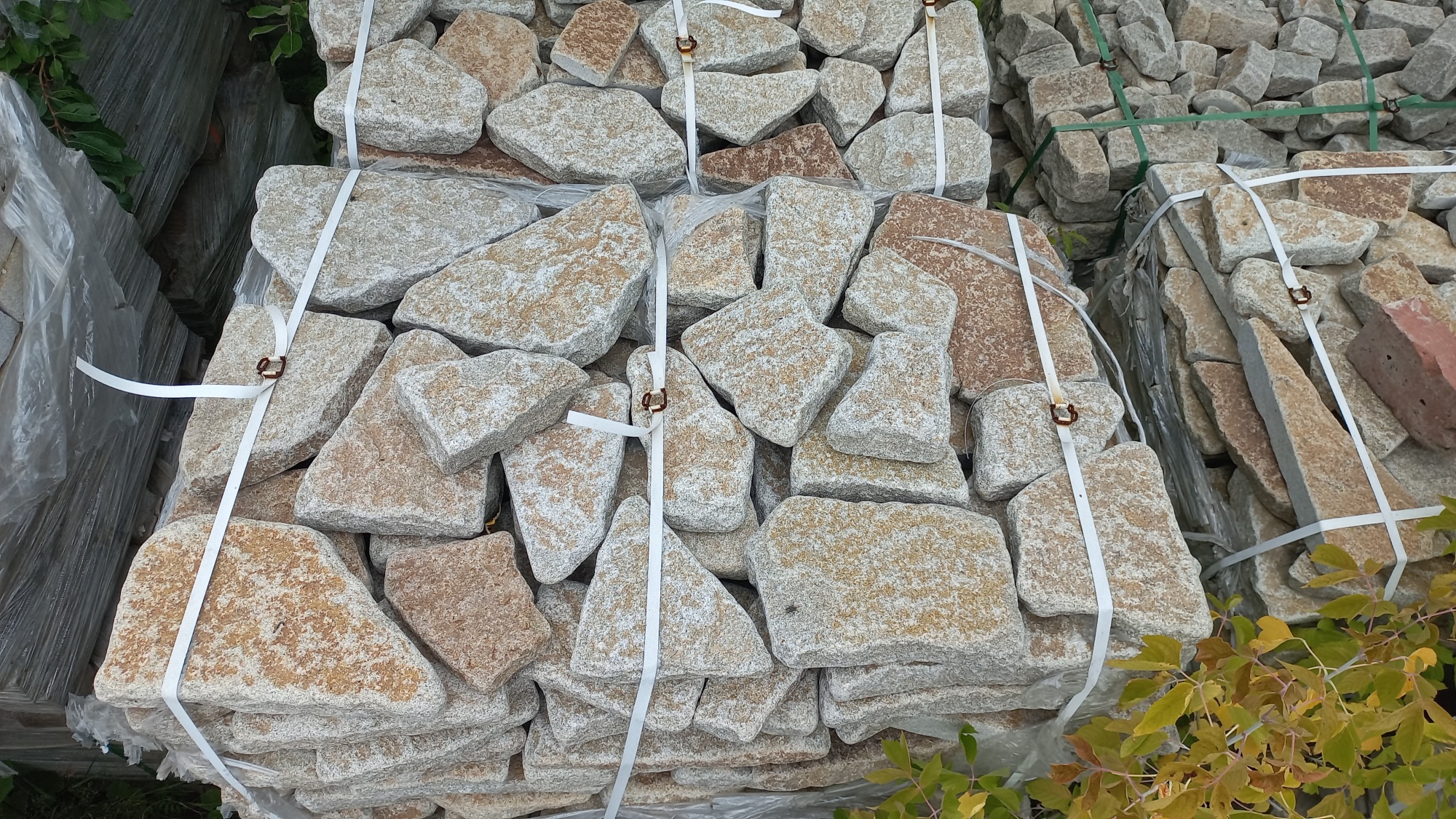 Плитняк галтованный гранитный для ландшафтного дизайна купить в Москве