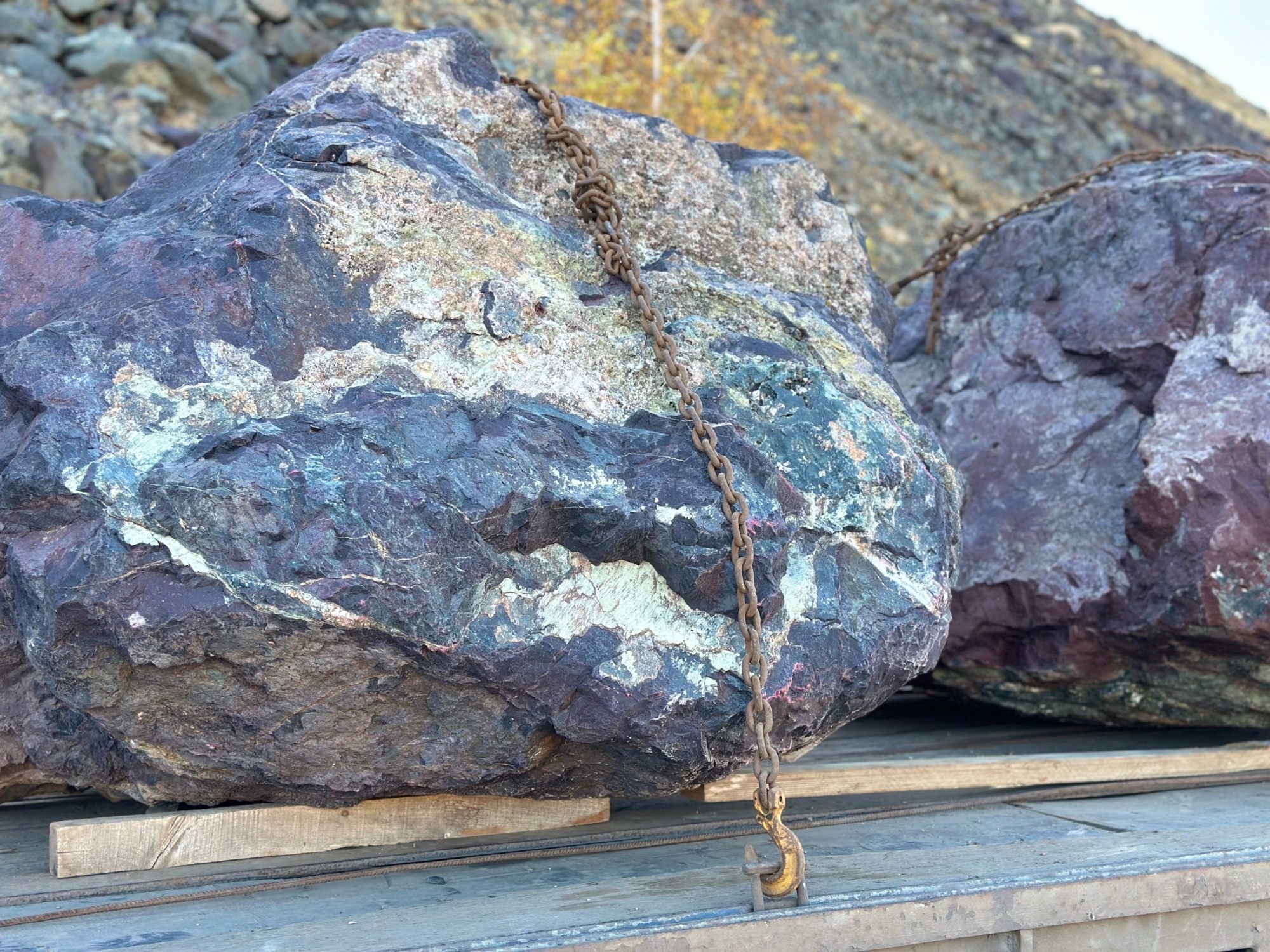 Огромные красно-фиолетовые валуны для ландшафтного дизайна весом более 5 тонн купить в Москве