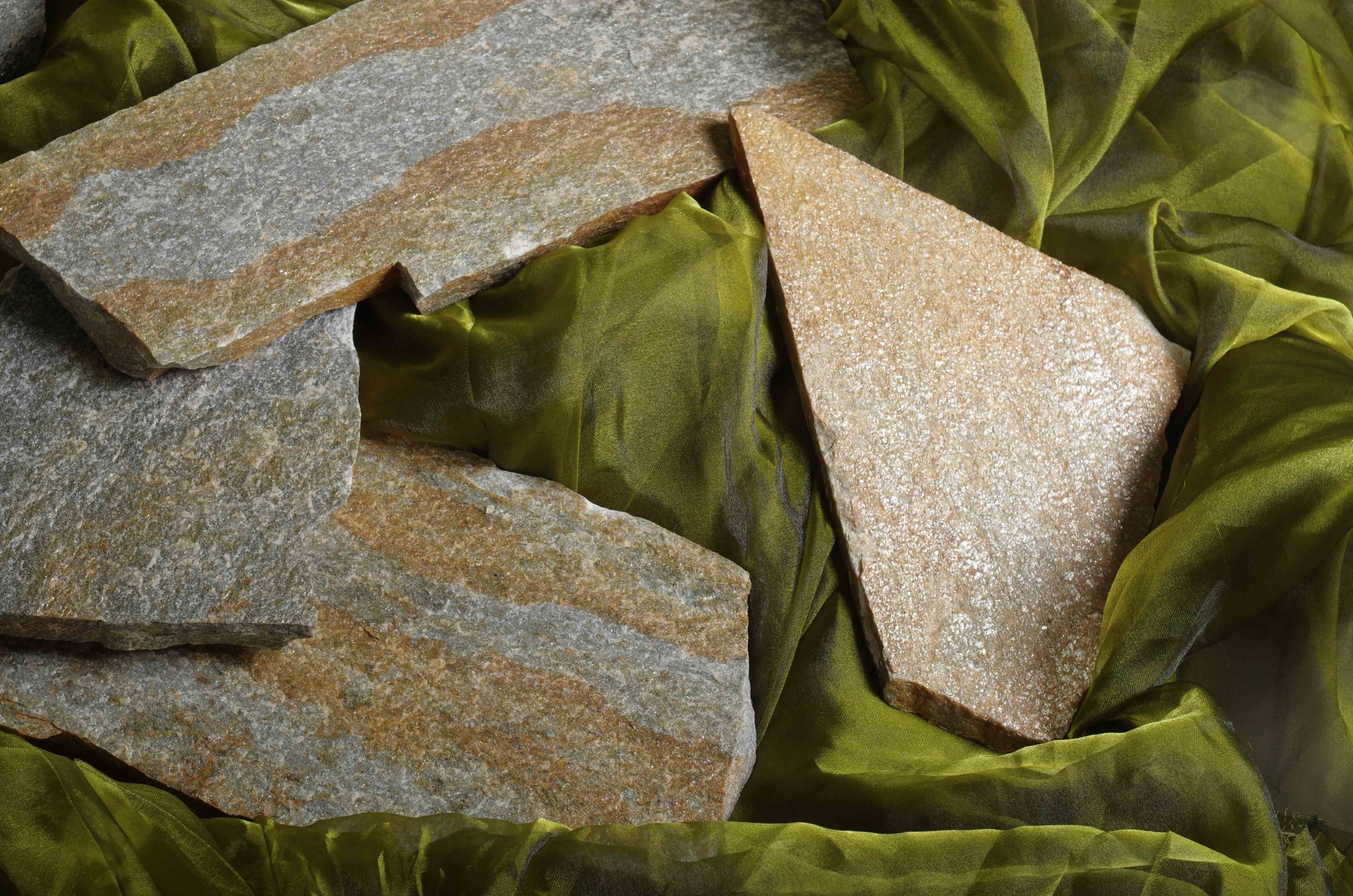 Плитняк златолит Уральский для цоколя, отмостки купить в Москве