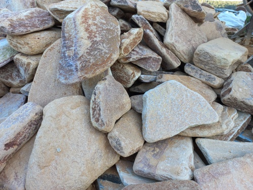 Златолит жёлтый, жёлто-зелёный глыбки и валуны для ланшафтного дизайна купить в Москве