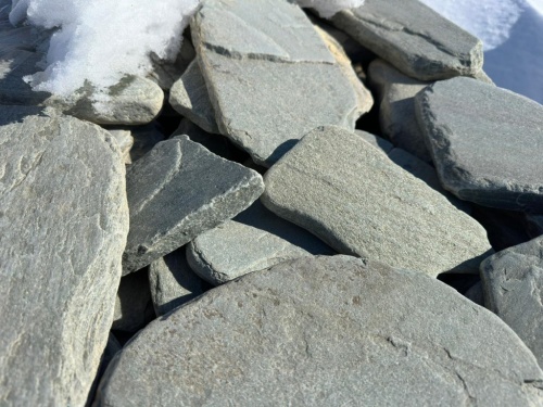 Плитняк златолит зелёный галтованный для цоколя купить в Москве