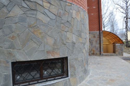 Плитняк златолит Уральский для цоколя, отмостки купить в Москве